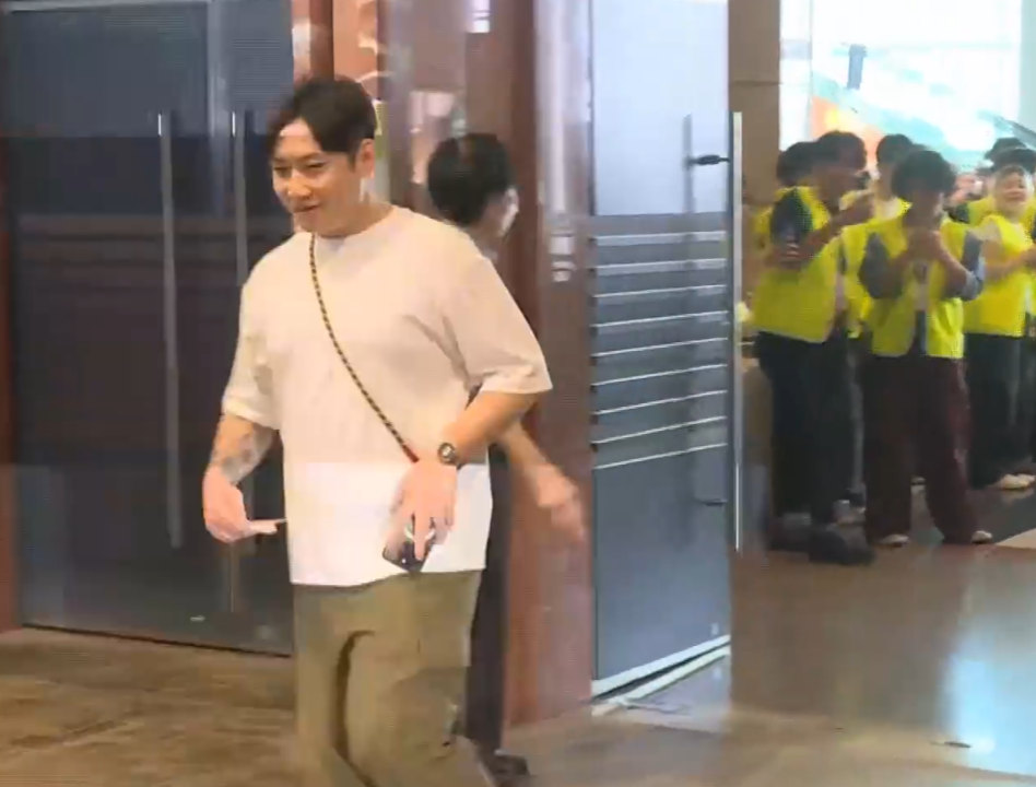 動漫節2025|抽到頭籌的澳門遊客謝先生特意請假凌晨4時半從澳門乘搭金巴出發來港,早上7時半等候入場,入場時使出動漫電玩節經典「反智轉身」惹來現場不少掌聲。(有線新聞畫面)