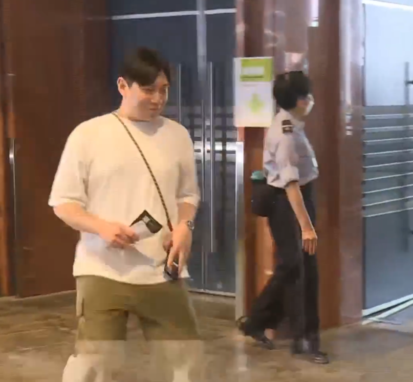 動漫節2025|抽到頭籌的澳門遊客謝先生特意請假凌晨4時半從澳門乘搭金巴出發來港,早上7時半等候入場,入場時使出動漫電玩節經典「反智轉身」惹來現場不少掌聲。(有線新聞畫面)