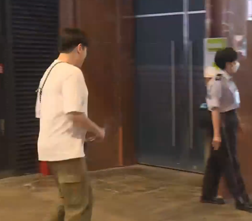 動漫節2025|抽到頭籌的澳門遊客謝先生特意請假凌晨4時半從澳門乘搭金巴出發來港,早上7時半等候入場,入場時使出動漫電玩節經典「反智轉身」惹來現場不少掌聲。(有線新聞畫面)