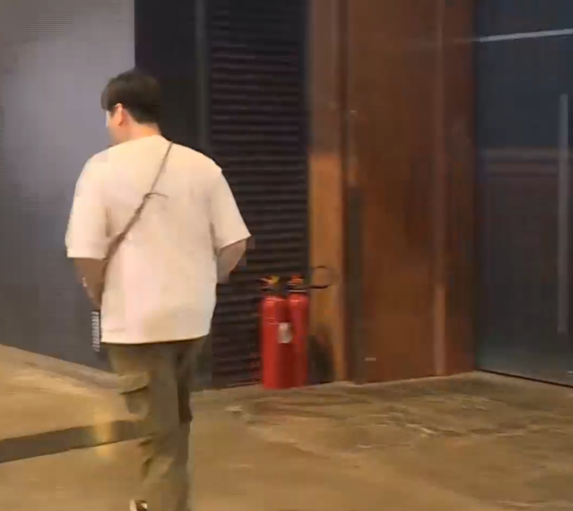 動漫節2025|抽到頭籌的澳門遊客謝先生特意請假凌晨4時半從澳門乘搭金巴出發來港,早上7時半等候入場,入場時使出動漫電玩節經典「反智轉身」惹來現場不少掌聲。(有線新聞畫面)