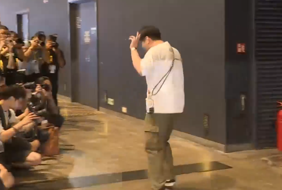 動漫節2025|抽到頭籌的澳門遊客謝先生特意請假凌晨4時半從澳門乘搭金巴出發來港,早上7時半等候入場,入場時使出動漫電玩節經典「反智轉身」惹來現場不少掌聲。(有線新聞畫面)