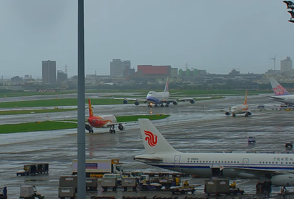 桃園機場傳出兩架飛機「頭對頭」,一架是香港航空香港飛台北班機,另一架為海南航空班機。(桃園機場YouTube)
