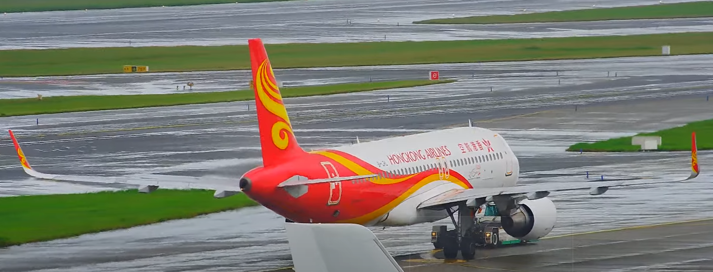 桃園機場傳出兩架飛機「頭對頭」,一架是香港航空香港飛台北班機,另一架為海南航空班機。(桃園機場YouTube)