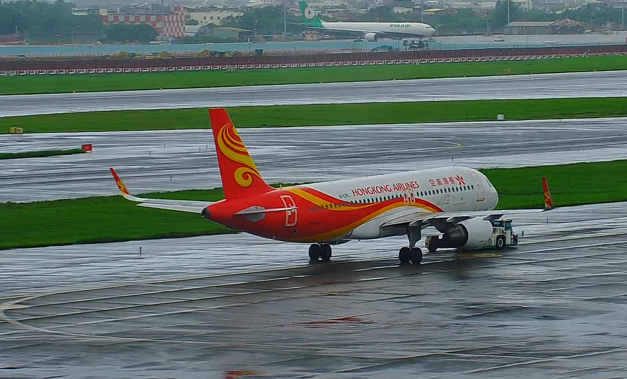 桃園機場傳出兩架飛機「頭對頭」,一架是香港航空香港飛台北班機,另一架為海南航空班機。(桃園機場YouTube)