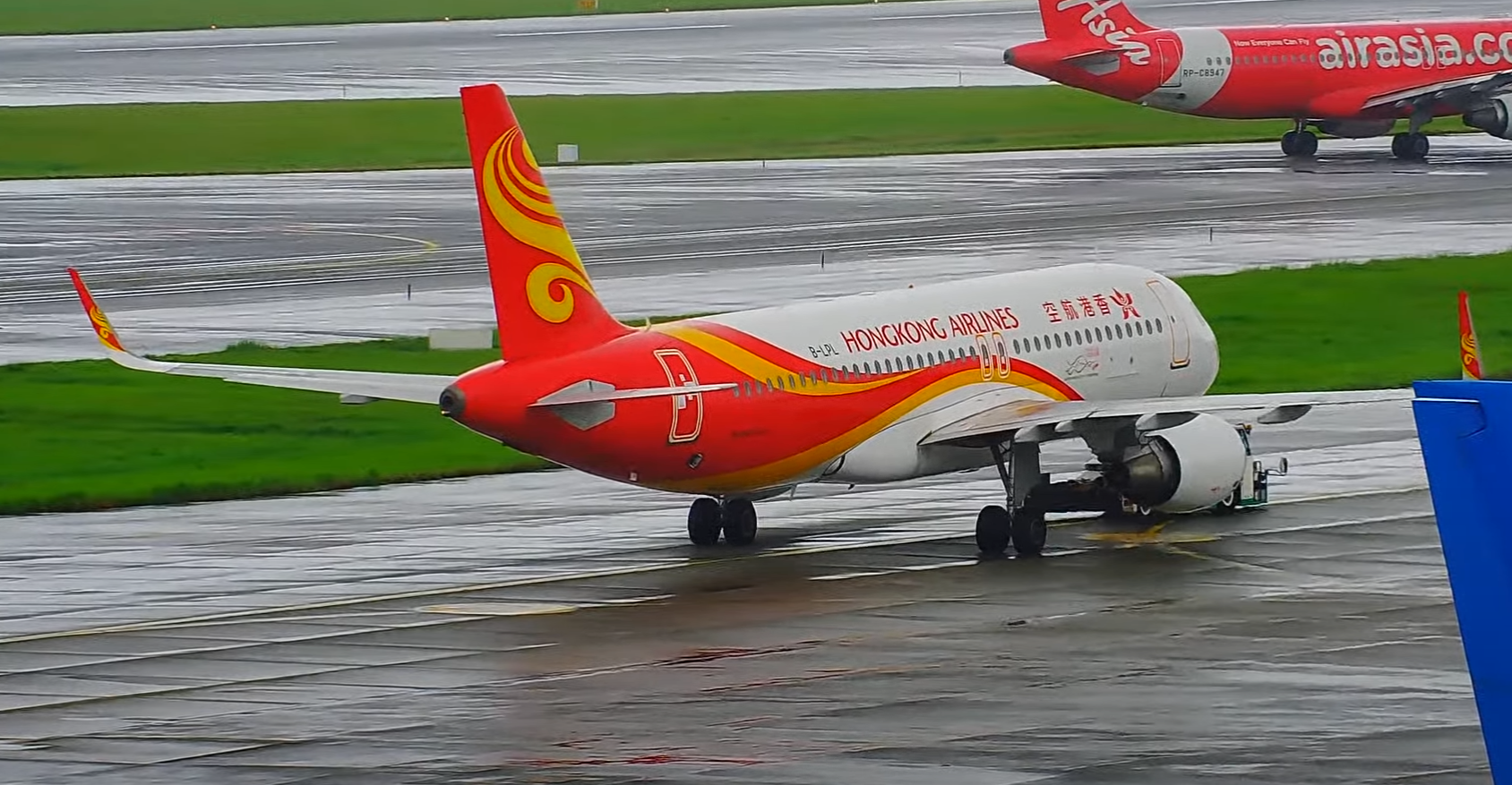 桃園機場傳出兩架飛機「頭對頭」,一架是香港航空香港飛台北班機,另一架為海南航空班機。(桃園機場YouTube)