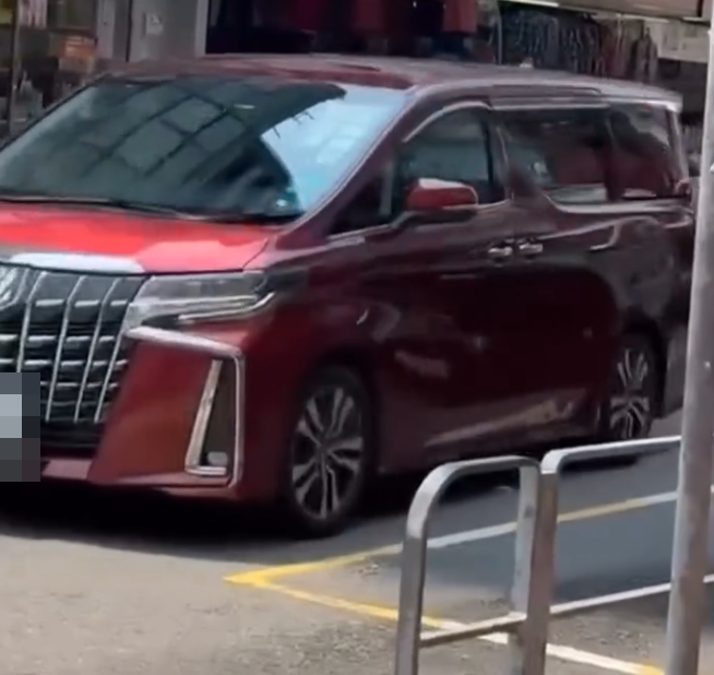 一名身穿黃色地盤工人衣服的男疑犯,持刀當街追劈一部紅色中港牌七人車,七人車加速離開。(Threads)