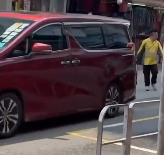 一名身穿黃色地盤工人衣服的男疑犯,持刀當街追劈一部紅色中港牌七人車,七人車加速離開。(Threads)