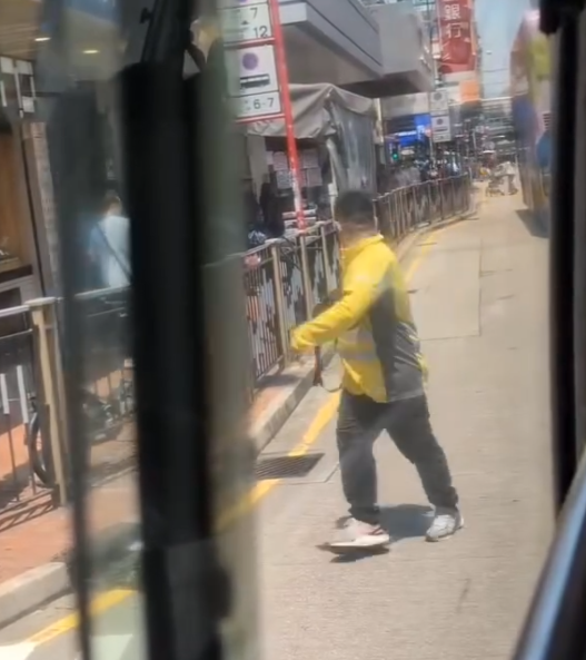 另一片段顯示該名疑犯手持菜刀,在元朗街頭馬路遊蕩,及後把刀棄於垃圾桶(Threads)