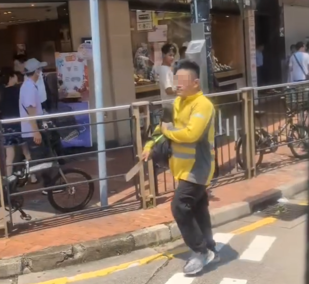 另一片段顯示該名疑犯手持菜刀,在元朗街頭馬路遊蕩,及後把刀棄於垃圾桶(Threads)