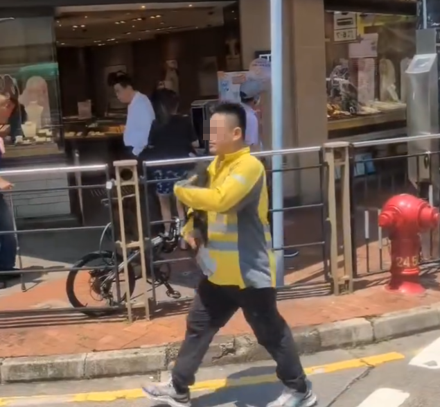 另一片段顯示該名疑犯手持菜刀,在元朗街頭馬路遊蕩,及後把刀棄於垃圾桶(Threads)