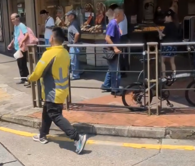 另一片段顯示該名疑犯手持菜刀,在元朗街頭馬路遊蕩,及後把刀棄於垃圾桶(Threads)