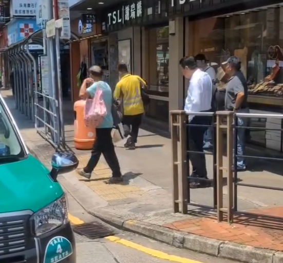 另一片段顯示該名疑犯手持菜刀,在元朗街頭馬路遊蕩,及後把刀棄於垃圾桶(Threads)