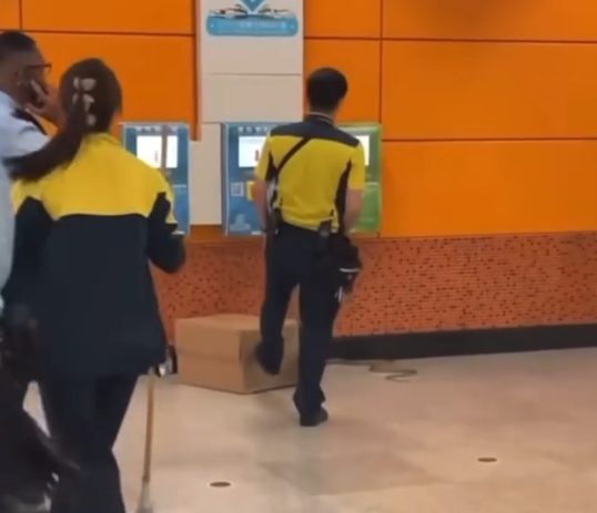 警方周五傍晚接近7時接到市民報案,指港鐵啟德站有出口位置出現蛇的蹤影(Threads)