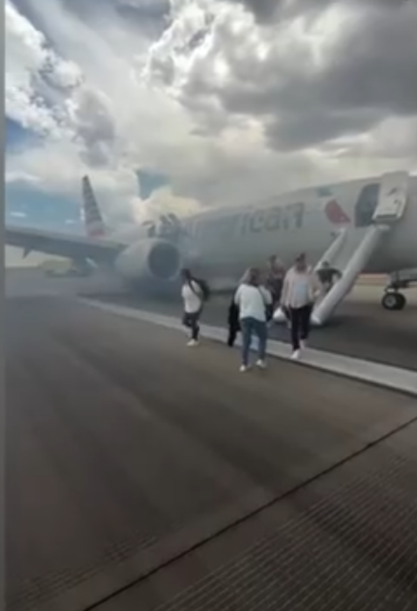 美國航空波音客機跑道冒煙起火 173乘客驚險逃生(有片)