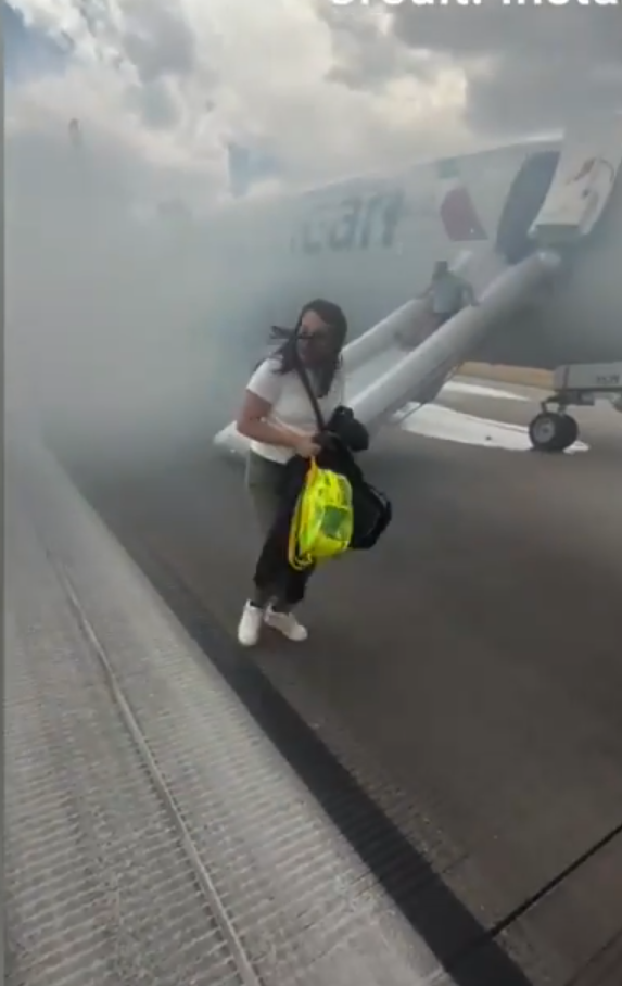 美國航空波音客機跑道冒煙起火 173乘客驚險逃生(有片)