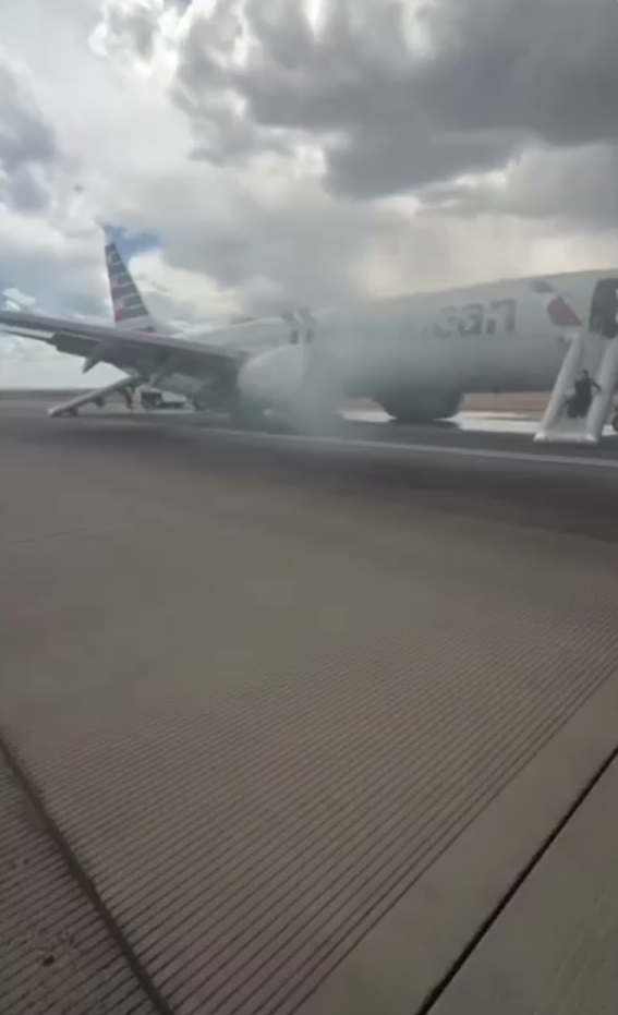 美國航空波音客機跑道冒煙起火 173乘客驚險逃生(有片)