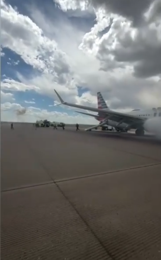 美國航空波音客機跑道冒煙起火 173乘客驚險逃生(有片)