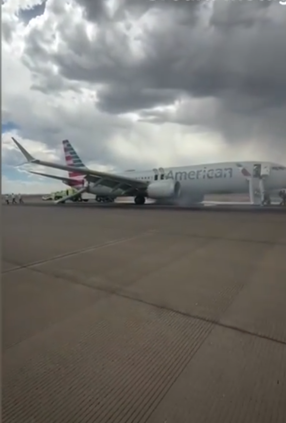美國航空波音客機跑道冒煙起火 173乘客驚險逃生(有片)