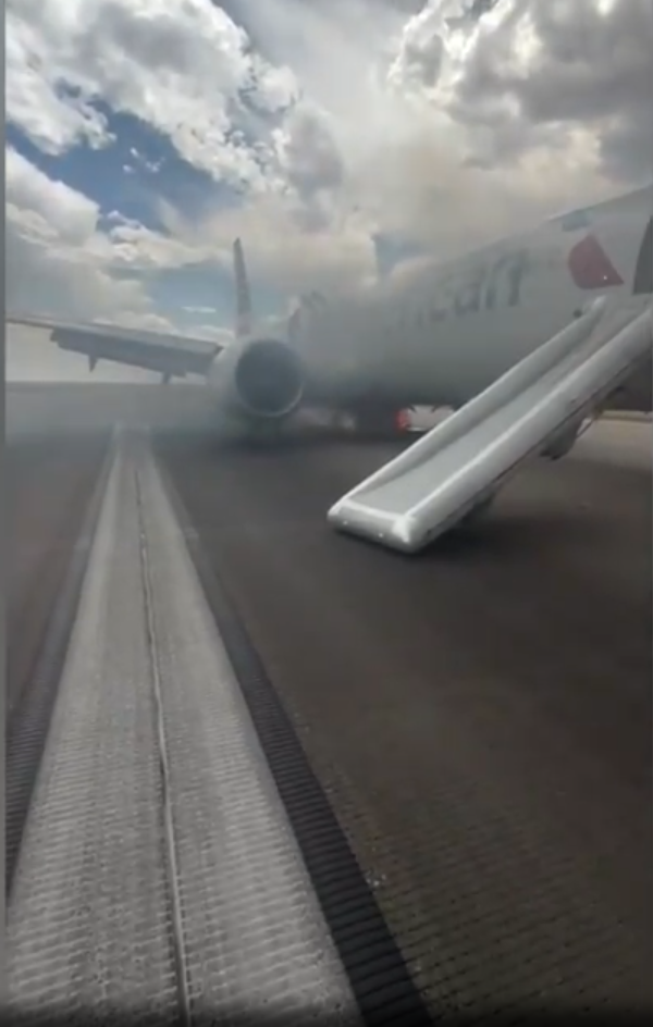 美國航空波音客機跑道冒煙起火 173乘客驚險逃生(有片)