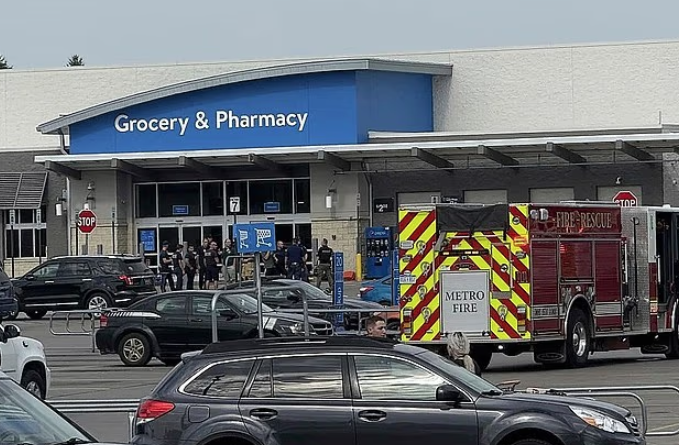 特拉弗斯城一間沃爾瑪發生隨機砍人案。(美聯社、互聯網)