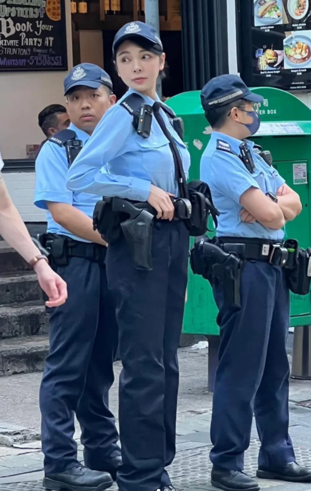 一名女輔警因外形亮麗而吸引不少內地旅客注意,紛紛上前與其合照,有內地網民並發文讚她是「香港超美女警」,這名女輔警的名字叫梁凱程(Natalie)(小紅書)