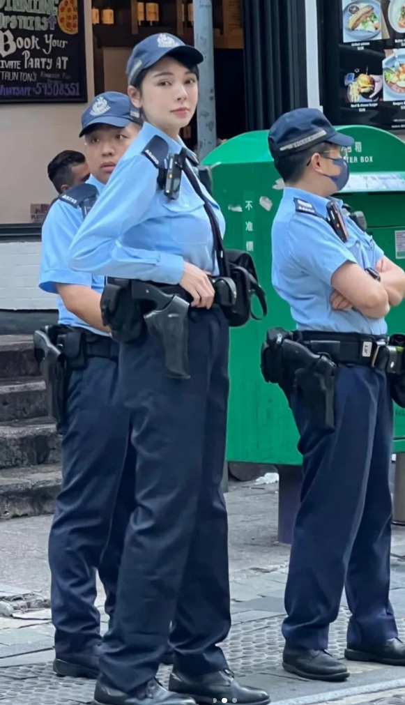 一名女輔警因外形亮麗而吸引不少內地旅客注意,紛紛上前與其合照,有內地網民並發文讚她是「香港超美女警」,這名女輔警的名字叫梁凱程(Natalie)(小紅書)