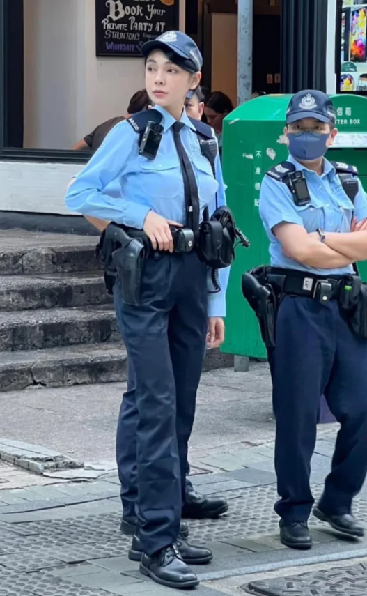 一名女輔警因外形亮麗而吸引不少內地旅客注意,紛紛上前與其合照,有內地網民並發文讚她是「香港超美女警」,這名女輔警的名字叫梁凱程(Natalie)(小紅書)