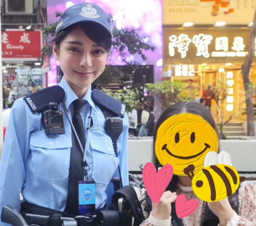 一名女輔警因外形亮麗而吸引不少內地旅客注意,紛紛上前與其合照,有內地網民並發文讚她是「香港超美女警」,這名女輔警的名字叫梁凱程(Natalie)(小紅書)