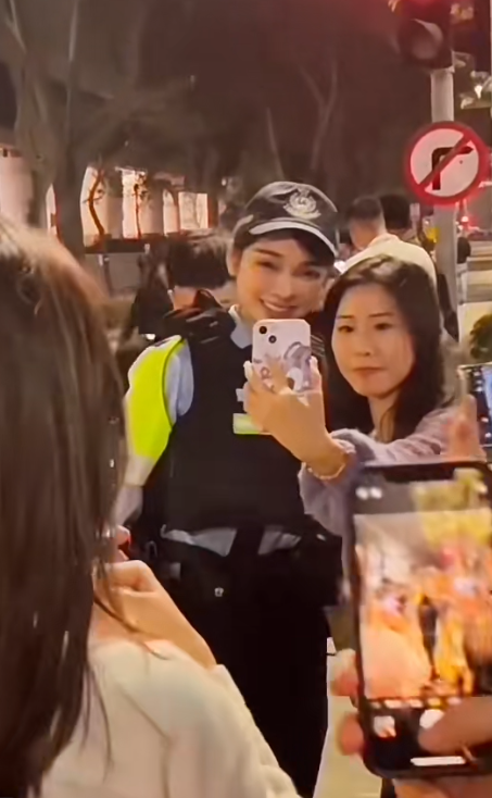2024年元旦煙花匯演散場期間,一名女輔警因外形亮麗而吸引不少內地旅客注意,紛紛上前與其合照,有內地網民並發文讚她是「香港超美女警」,這名女輔警的名字叫梁凱程(Natalie)(小紅書)