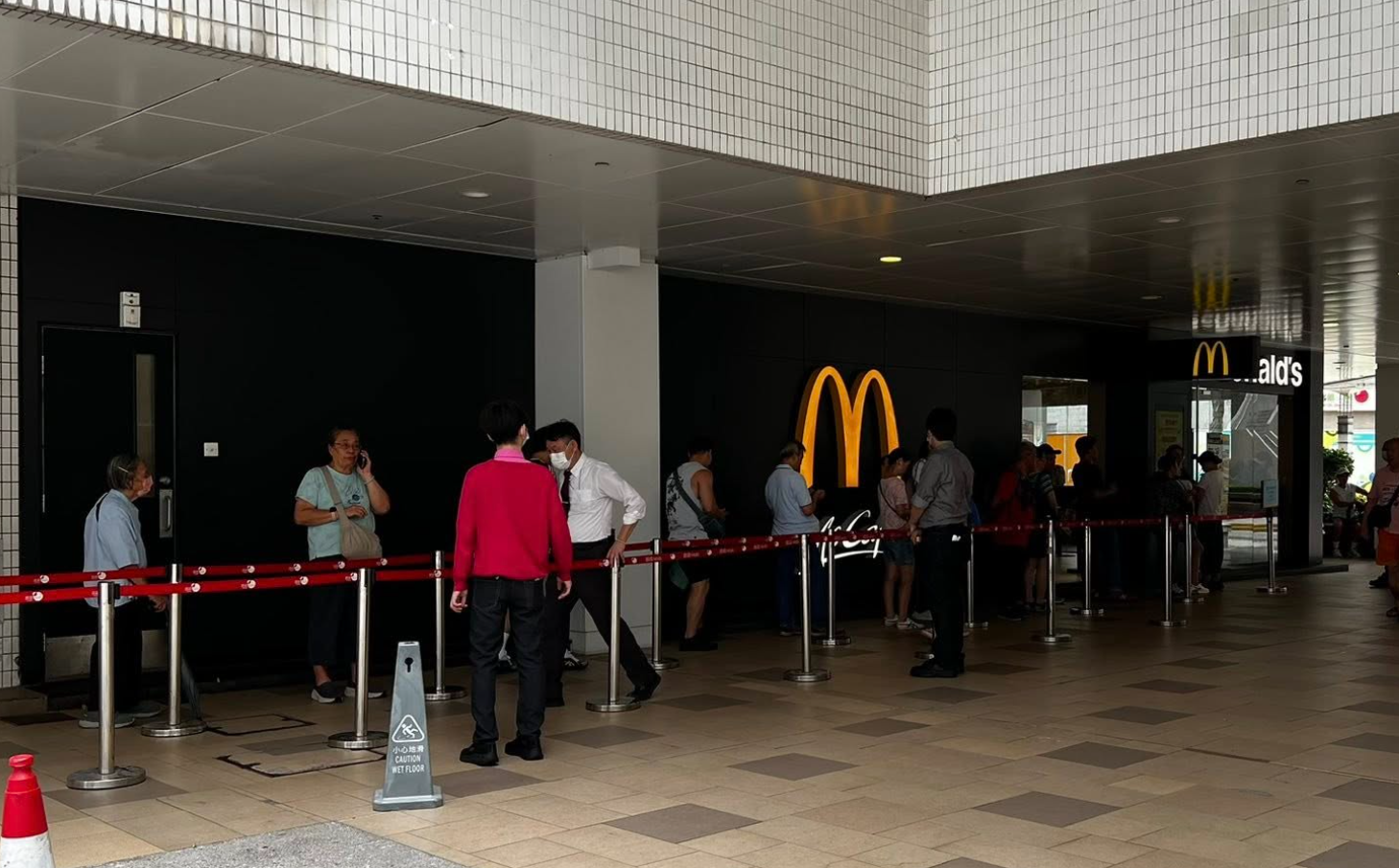 CHIIKAWA麥當勞開心樂園餐玩具登陸香港麥當勞,購買開心樂園餐便可免費獲得。大批粉絲在多間店外排隊。(Chiikawa HK Fans Club fb)