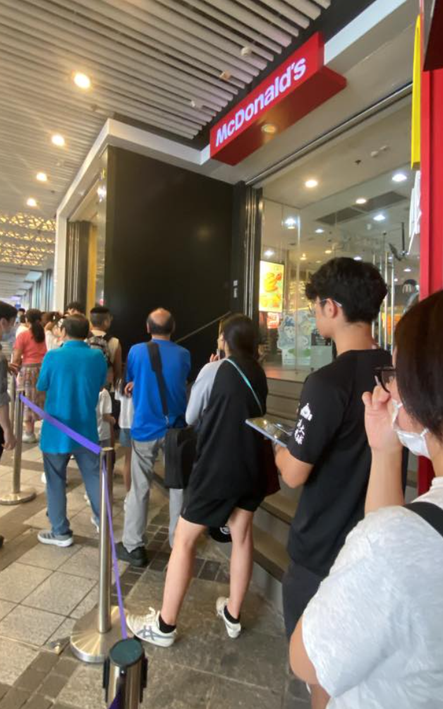 CHIIKAWA麥當勞開心樂園餐玩具登陸香港麥當勞,購買開心樂園餐便可免費獲得。大批粉絲在多間店外排隊。(Chiikawa HK Fans Club fb)