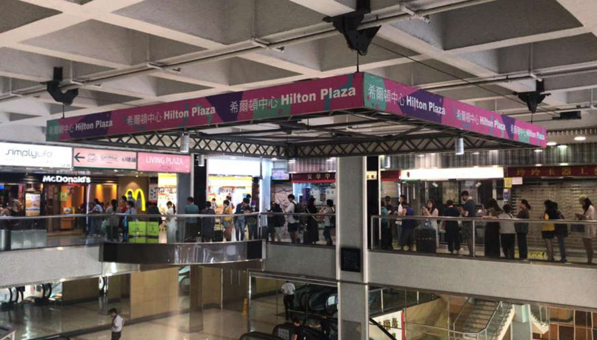 CHIIKAWA麥當勞開心樂園餐玩具登陸香港麥當勞,購買開心樂園餐便可免費獲得。大批粉絲在多間店外排隊。(Chiikawa HK Fans Club fb)