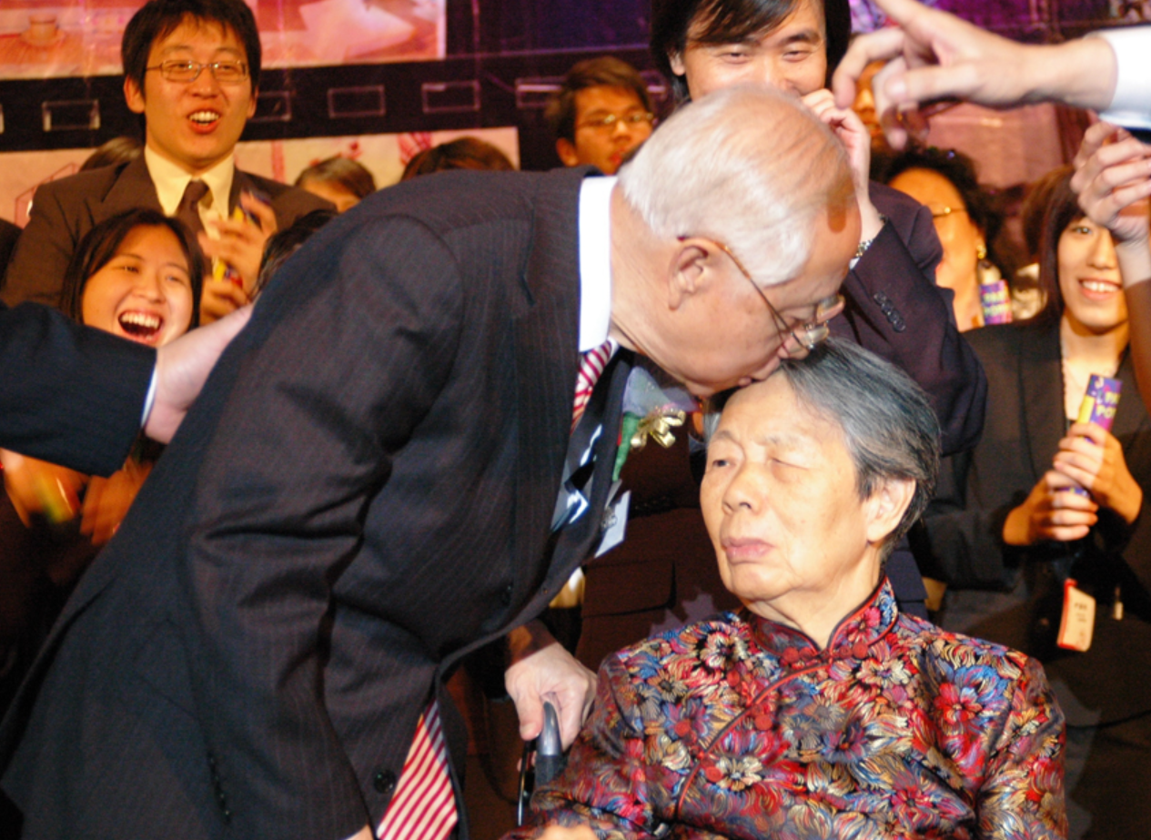 胡鴻烈與夫人鍾期榮(2014年逝世)於1971年創辦樹仁書院,一直堅持四年制,在1990年代拒轉為受資助的三年制大學,直至2006年獲政府批准成為香港首間私立大學。 (樹仁大學網站圖片)