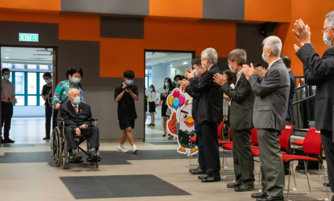 樹仁大學校監胡鴻烈在2022年出席50周年校慶典禮 (樹仁大學網站圖片)