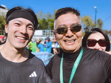 李載允今年初參加渣馬半馬賽事,遇上偶像周潤發。(圖:李載允IG)