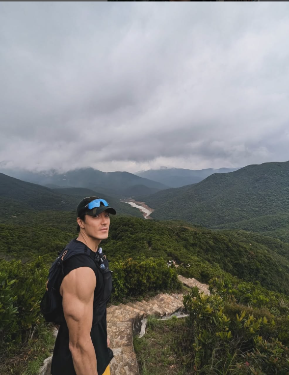 李載允早前來港拍劇,熱愛運動的他當然要行山欣賞香港獨特山景。(圖:李載允IG)