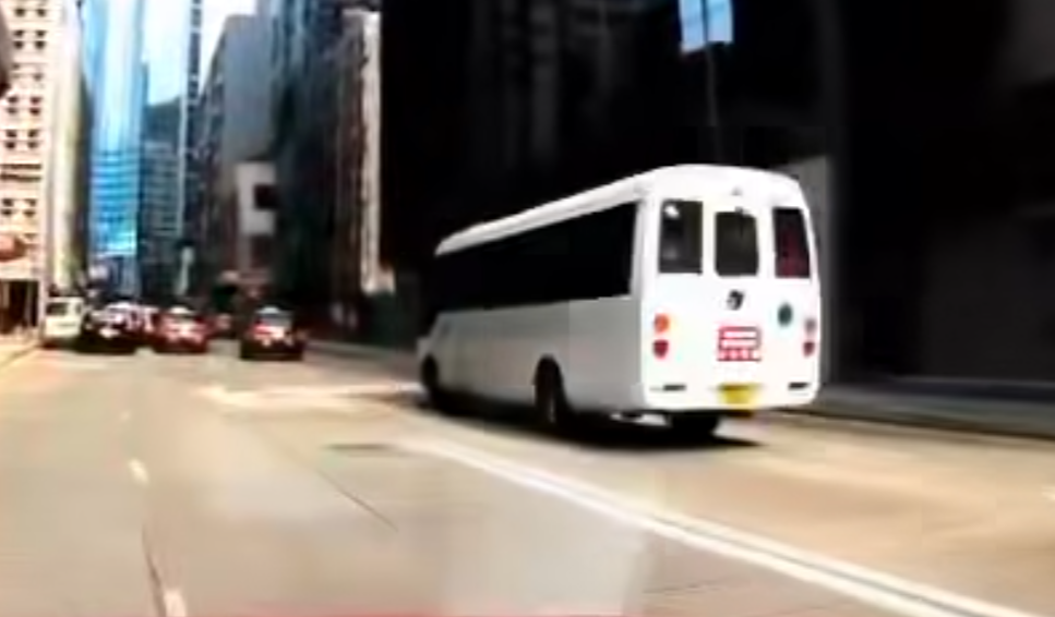 北角渣華道發生車禍,車cam片段可見,當時涉事白色小巴直行,懷疑躲避前方的士時,收掣不及扭右直剷上行人路猛撼欄杆。(車cam L(香港群組)FB)