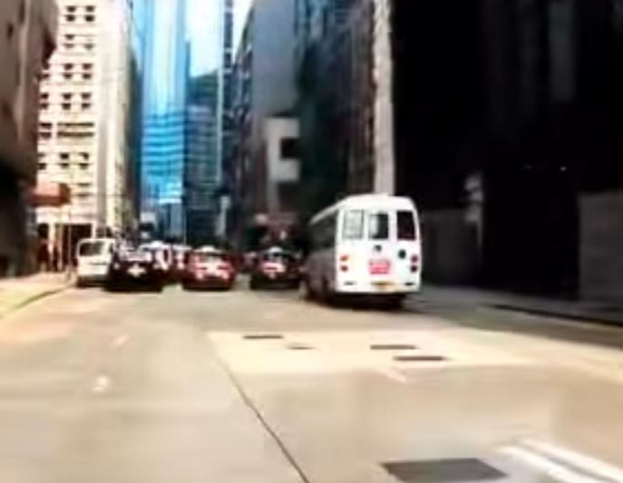 北角渣華道發生車禍,車cam片段可見,當時涉事白色小巴直行,懷疑躲避前方的士時,收掣不及扭右直剷上行人路猛撼欄杆。(車cam L(香港群組)FB)