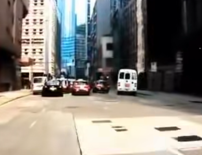 北角渣華道發生車禍,車cam片段可見,當時涉事白色小巴直行,懷疑躲避前方的士時,收掣不及扭右直剷上行人路猛撼欄杆。(車cam L(香港群組)FB)