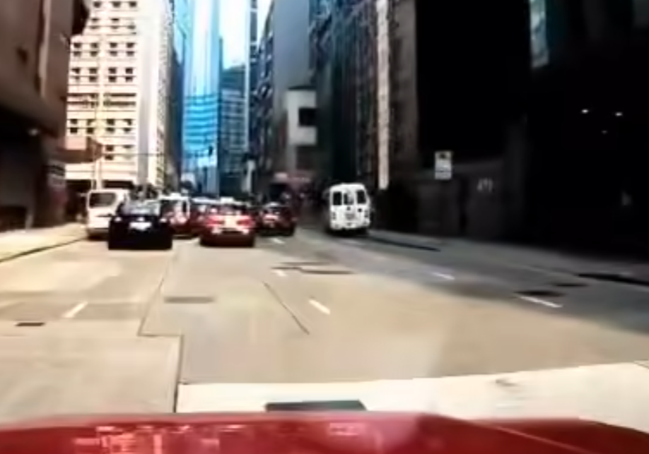 北角渣華道發生車禍,車cam片段可見,當時涉事白色小巴直行,懷疑躲避前方的士時,收掣不及扭右直剷上行人路猛撼欄杆。(車cam L(香港群組)FB)