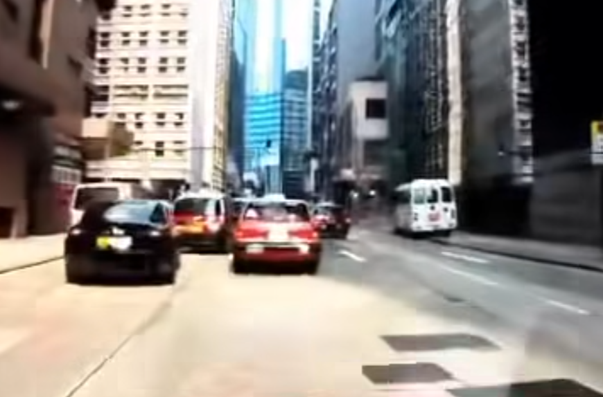 北角渣華道發生車禍,車cam片段可見,當時涉事白色小巴直行,懷疑躲避前方的士時,收掣不及扭右直剷上行人路猛撼欄杆。(車cam L(香港群組)FB)