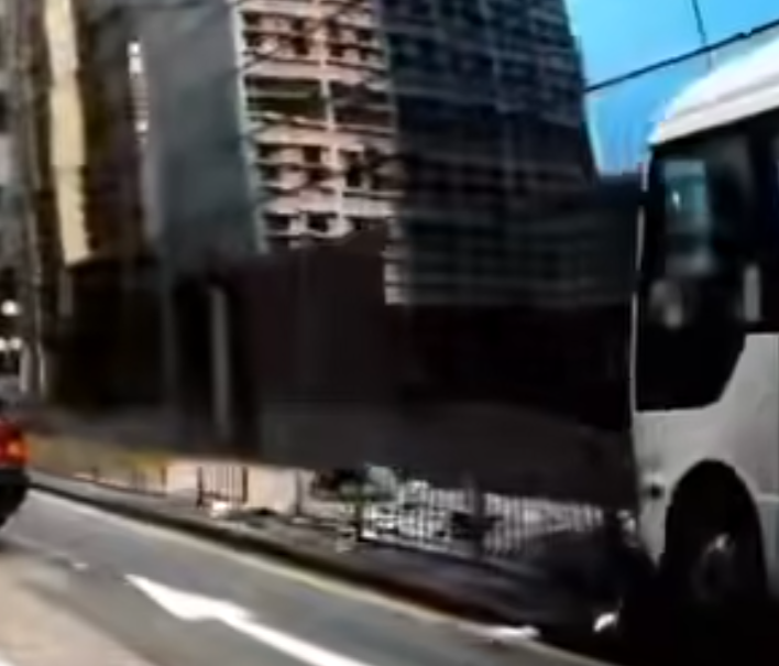 北角渣華道發生車禍,車cam片段可見,當時涉事白色小巴直行,懷疑躲避前方的士時,收掣不及扭右直剷上行人路猛撼欄杆。(車cam L(香港群組)FB)