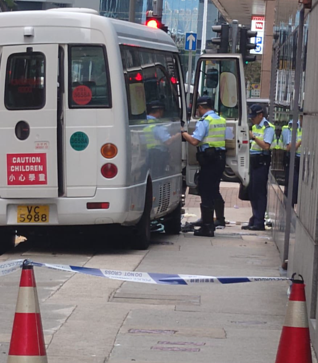 北角渣華道發生車禍,車cam片段可見,當時涉事白色小巴直行,懷疑躲避前方的士時,收掣不及扭右直剷上行人路猛撼欄杆。(車cam L(香港群組)FB)