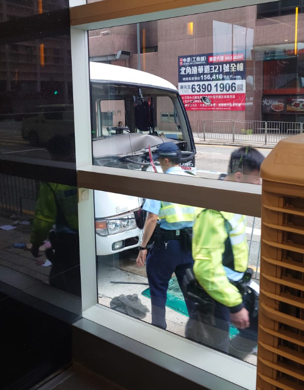 北角渣華道發生車禍,車cam片段可見,當時涉事白色小巴直行,懷疑躲避前方的士時,收掣不及扭右直剷上行人路猛撼欄杆。(車cam L(香港群組)FB)