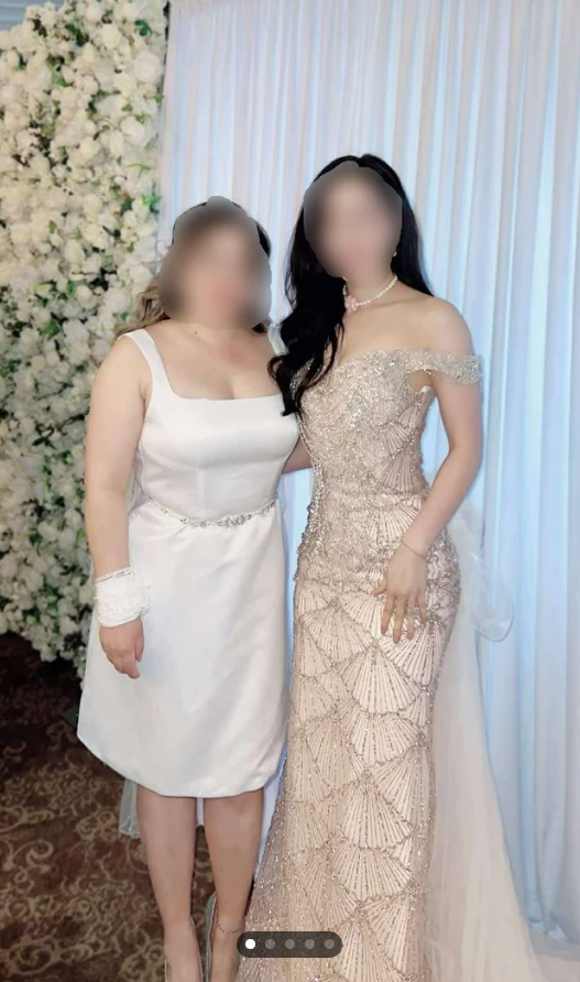 新娘(白短裙者)旁邊的阿姨擺出「戰鬥格」,令人側目。(互聯網)