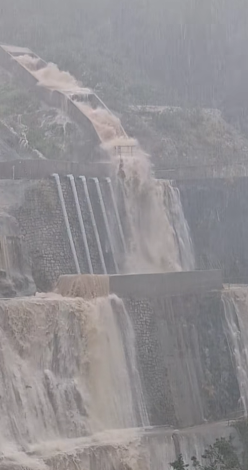 黑雨|筲箕灣耀興道近耀東邨耀明樓對開山坡驚現「瀑布」(筲箕灣西灣河關注組FB)