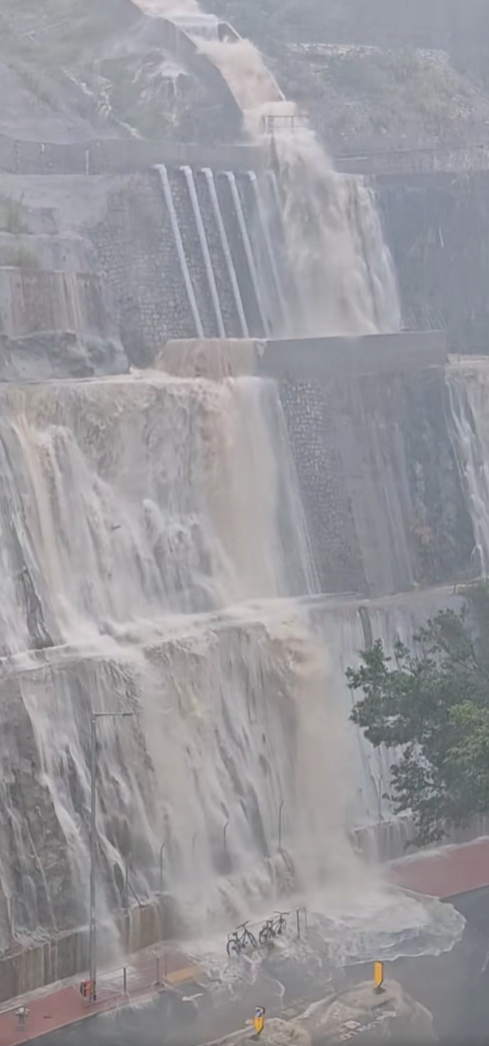 黑雨|筲箕灣耀興道近耀東邨耀明樓對開山坡驚現「瀑布」(筲箕灣西灣河關注組FB)