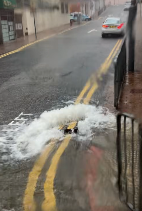 黑雨|西灣河有渠位倒灌回馬路。(筲箕灣西灣河關注組FB))