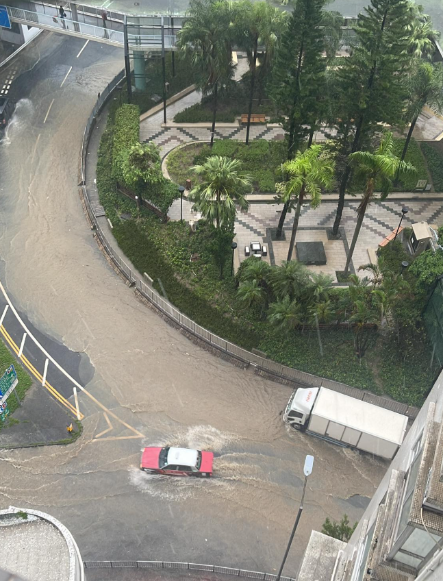黑雨|柴灣道迴旋處出現水浸(柴灣小西灣關注組2.0 FB )