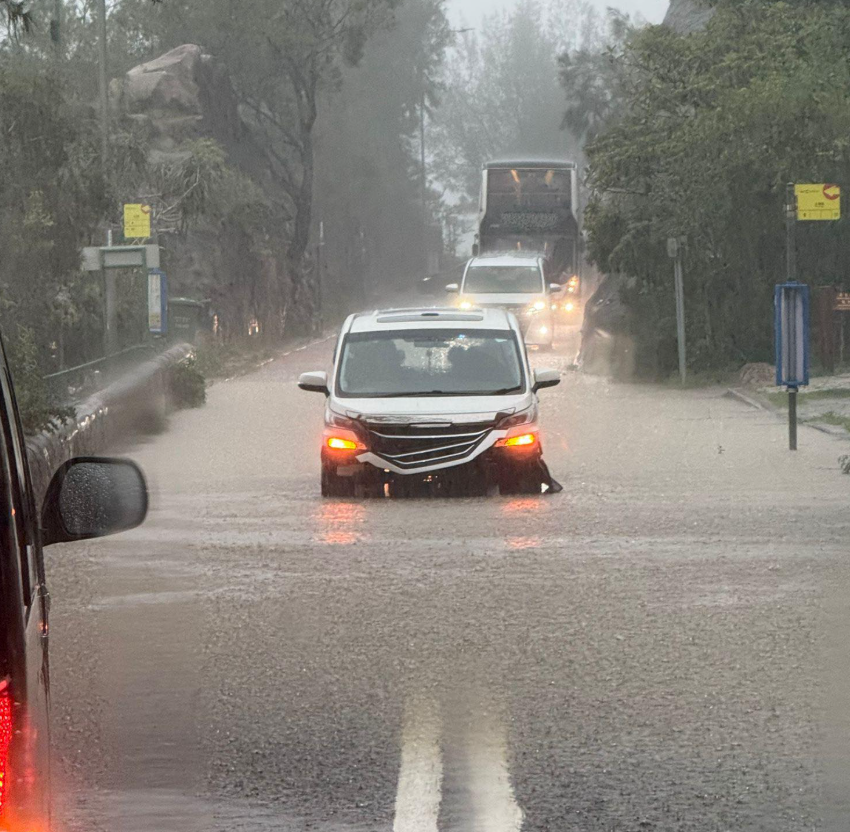 黑雨|石澳道有汽車死火停在路中。(網上圖片)